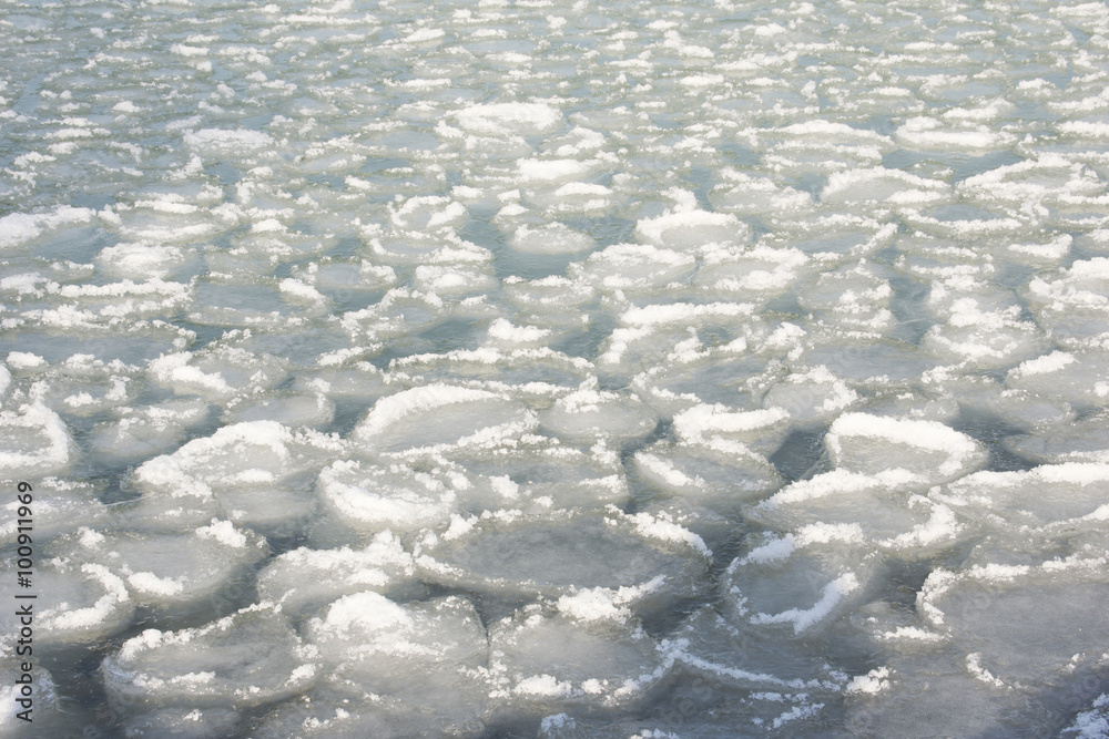 Obraz premium Background of a lake with ice and snow