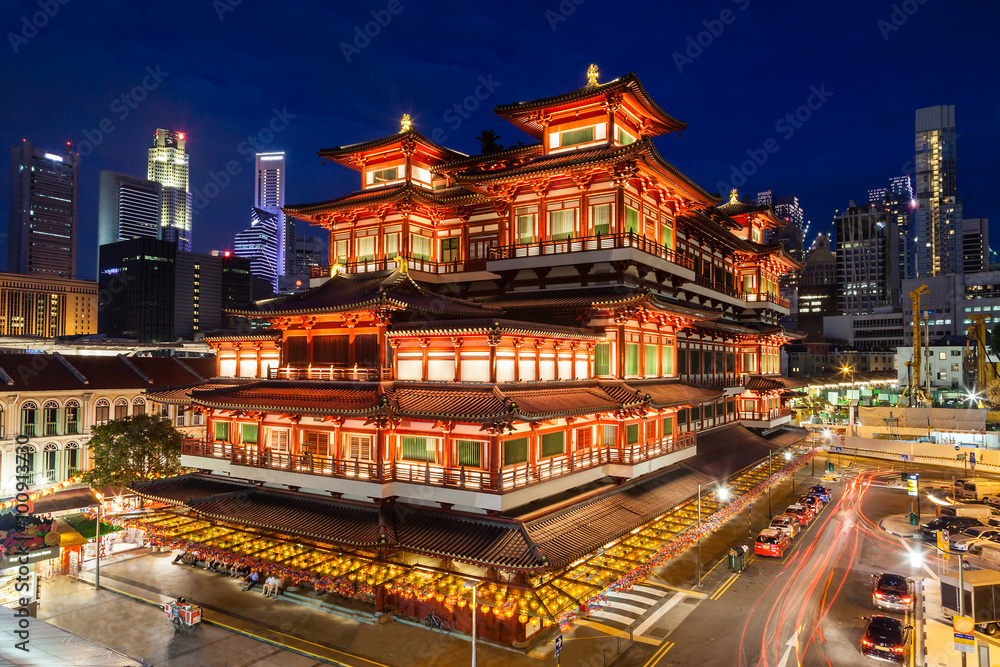 Naklejka premium Nocny widok chińskiej świątyni w Singapurze Chinatown