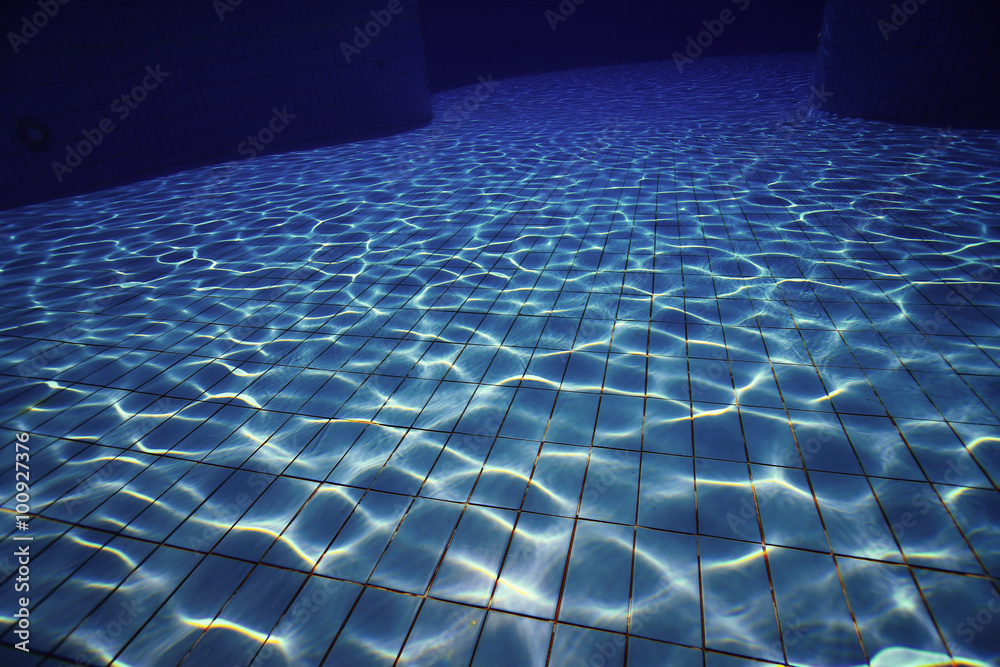 Naklejka premium underwater in a swimming pool