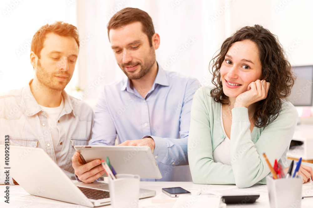 Obraz premium Two interns working together assisted by their course supervisor