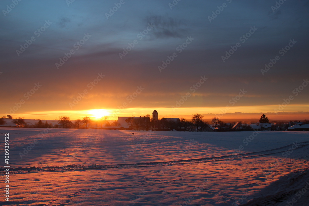 Fototapeta premium Sonnenaufgang mit Morgenrot über Schnee mit Blick auf Schweizer Alpen
