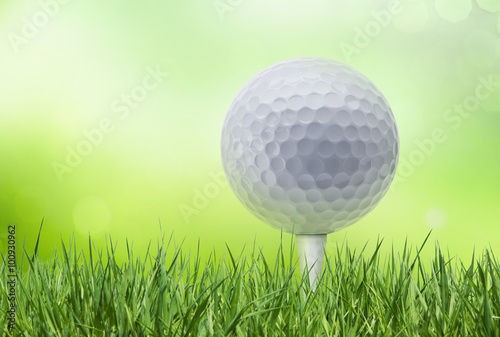 Golfball im Green