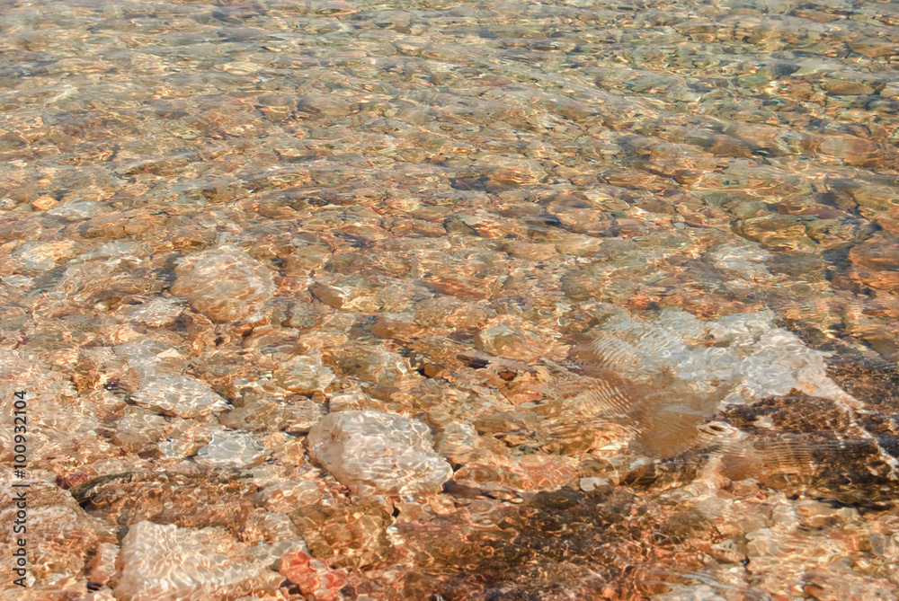 Nahaufnahme von Felsen der Küstenlinie der Insel Pag in Kroatien