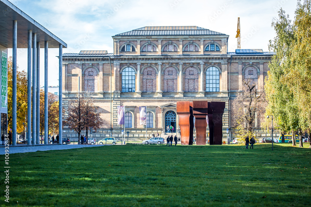 Fototapeta premium Alte Pinakothek und Pinakothek der Moderne in München
