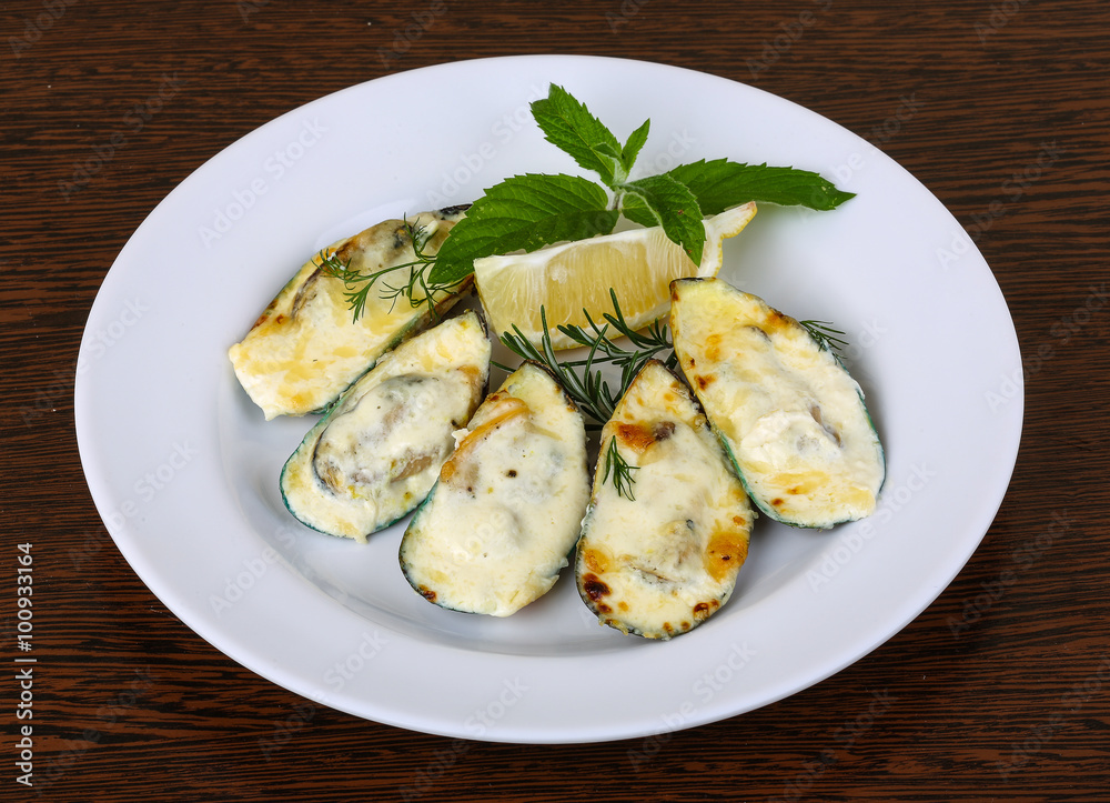 Mussels backed in cream sauce Mussels backed in cream sauce