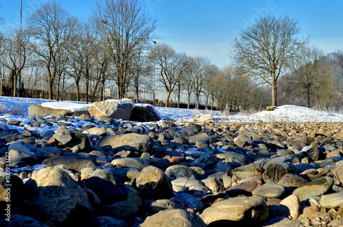 Flussbett im Winter