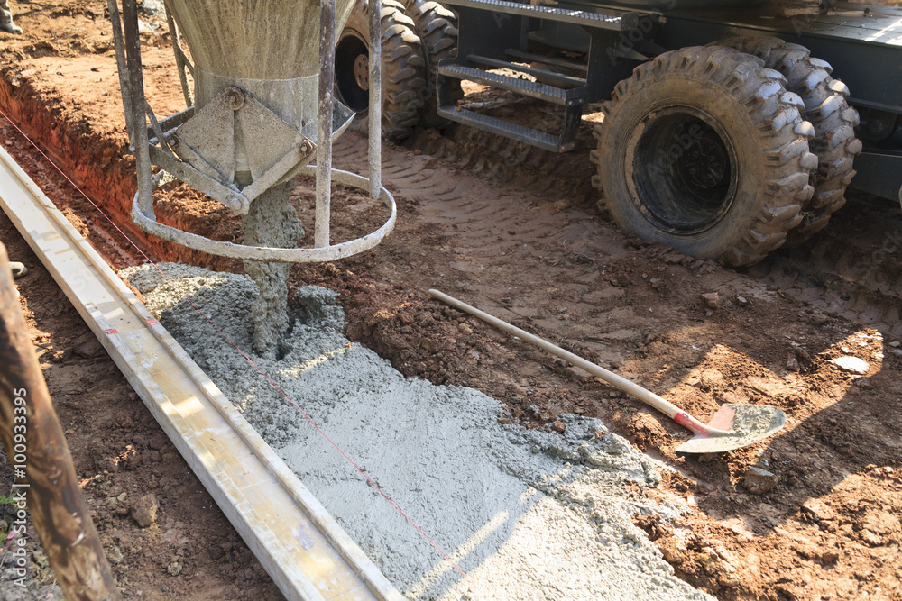 Bauen und Baustelle: Fundament betonieren Bauen und Baustelle: Fundament betonieren
