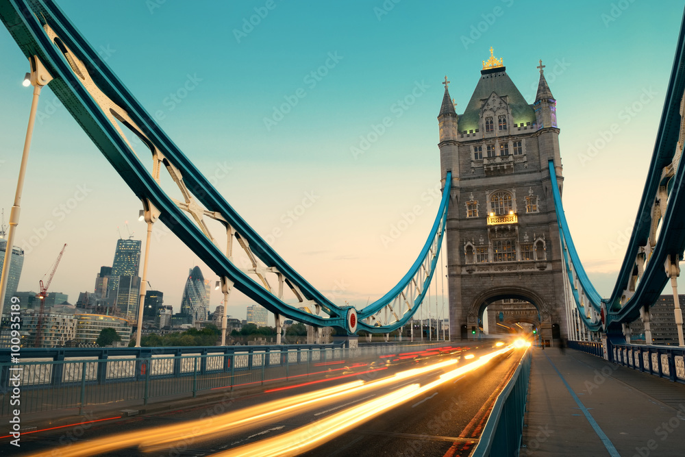 Obraz premium Tower Bridge morning traffic