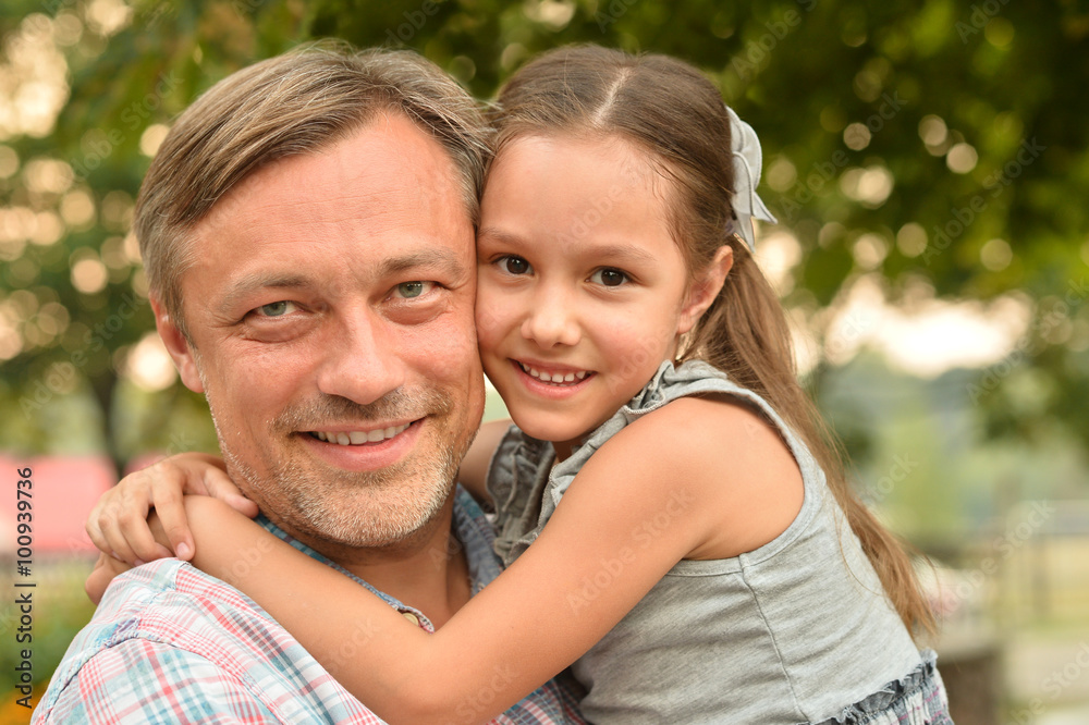 Naklejka premium father with daughter in summer park