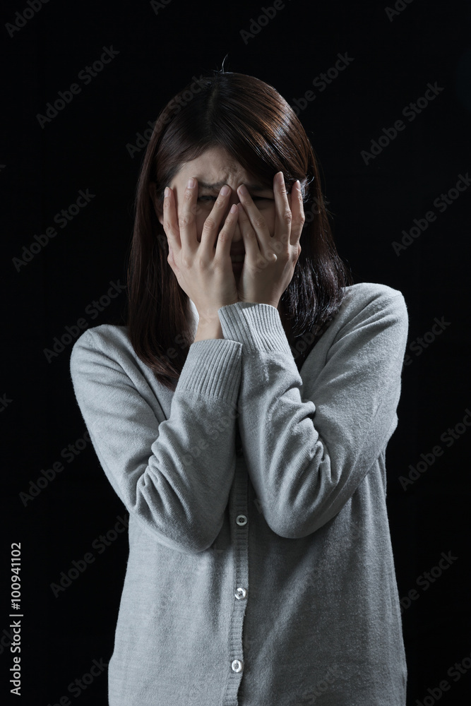 ショックを受ける女性 泣く 顔を覆う Stock Photo Adobe Stock
