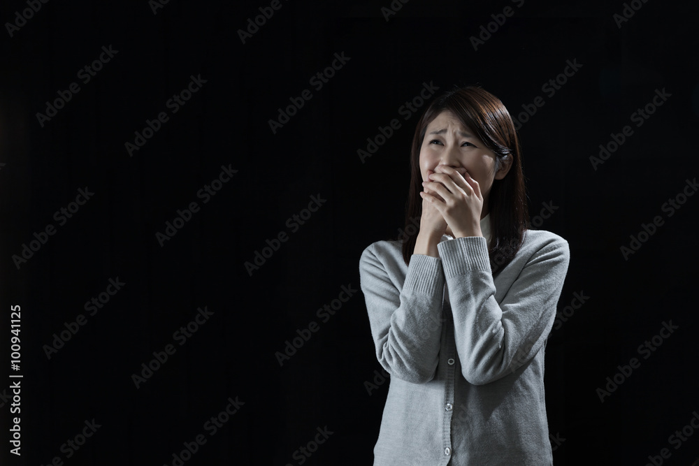ショックを受ける女性 泣く 顔を覆う Stock 写真 Adobe Stock ショックを受ける女性 泣く 顔を覆う Stock 写真 Adobe Stock