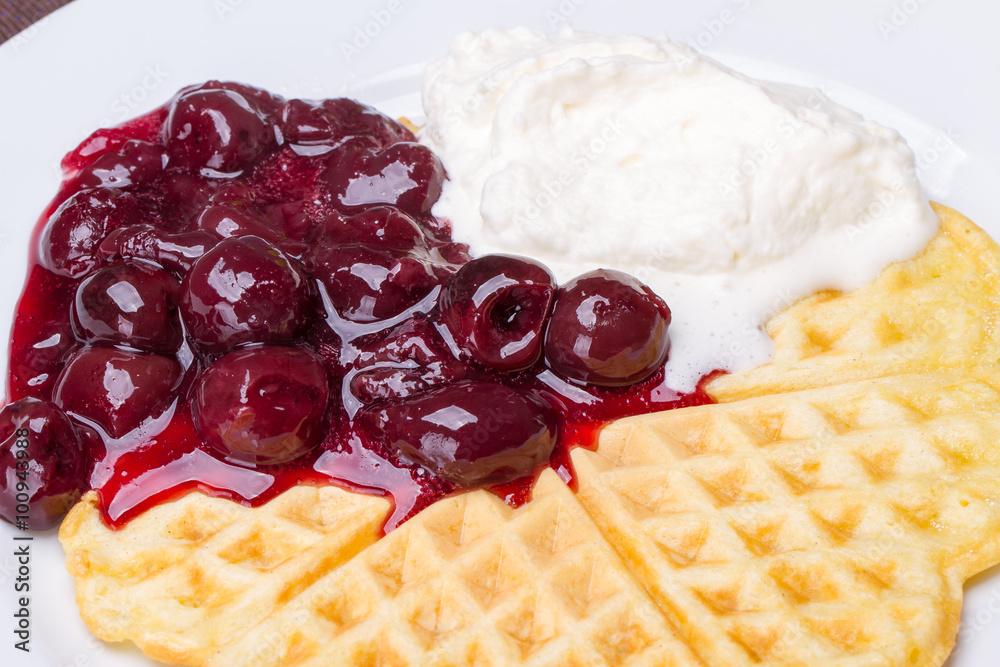 Waffel mit heissen Kirschen und Sahne Stock-Foto | Adobe Stock