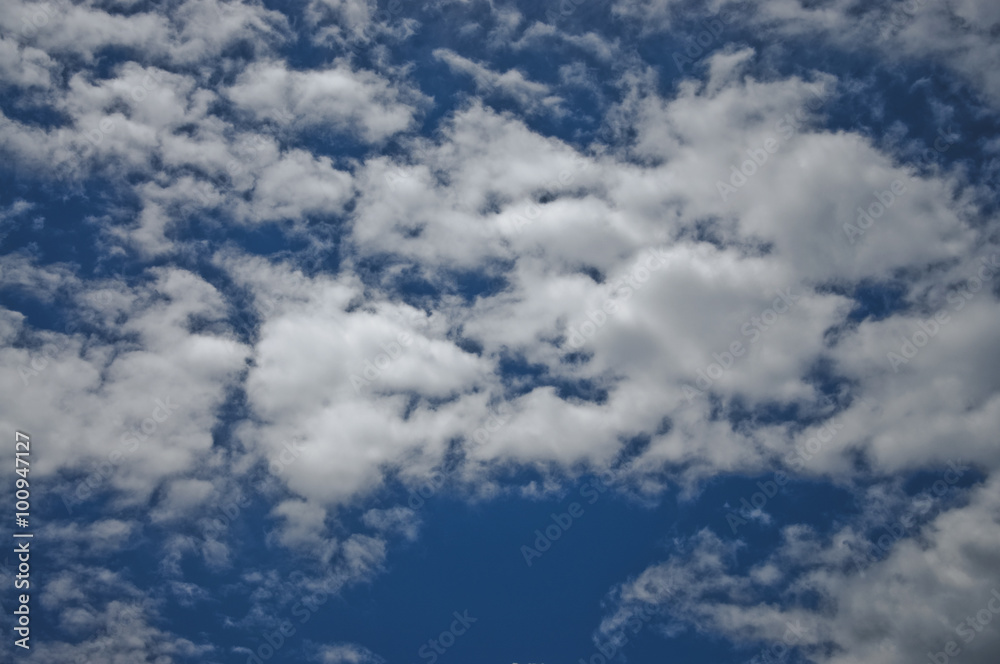 Fototapeta premium Białe chmury na niebieskim niebie