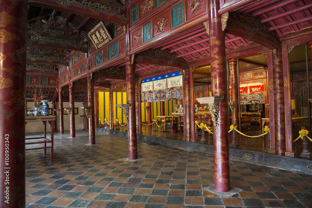Fototapeta Antiguo templo chino budista con columnas rojas. Hue, Vietnam