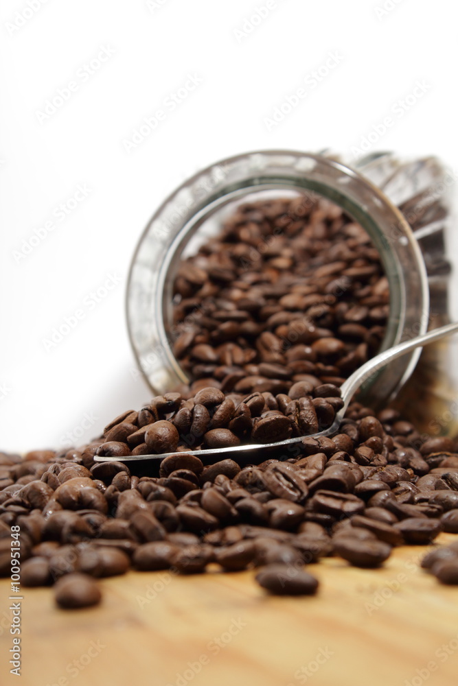 Fototapeta premium Kaffebohnen ausgekippt horizontal