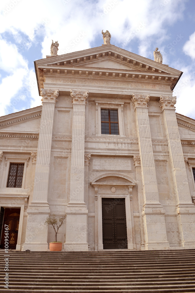 Eingangsportal am Dom von Urbino