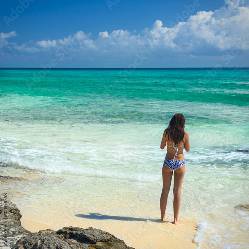 Obraz na płótnie Gorgeous woman in bikini looking on sea at tropical beach. Locat w salonie