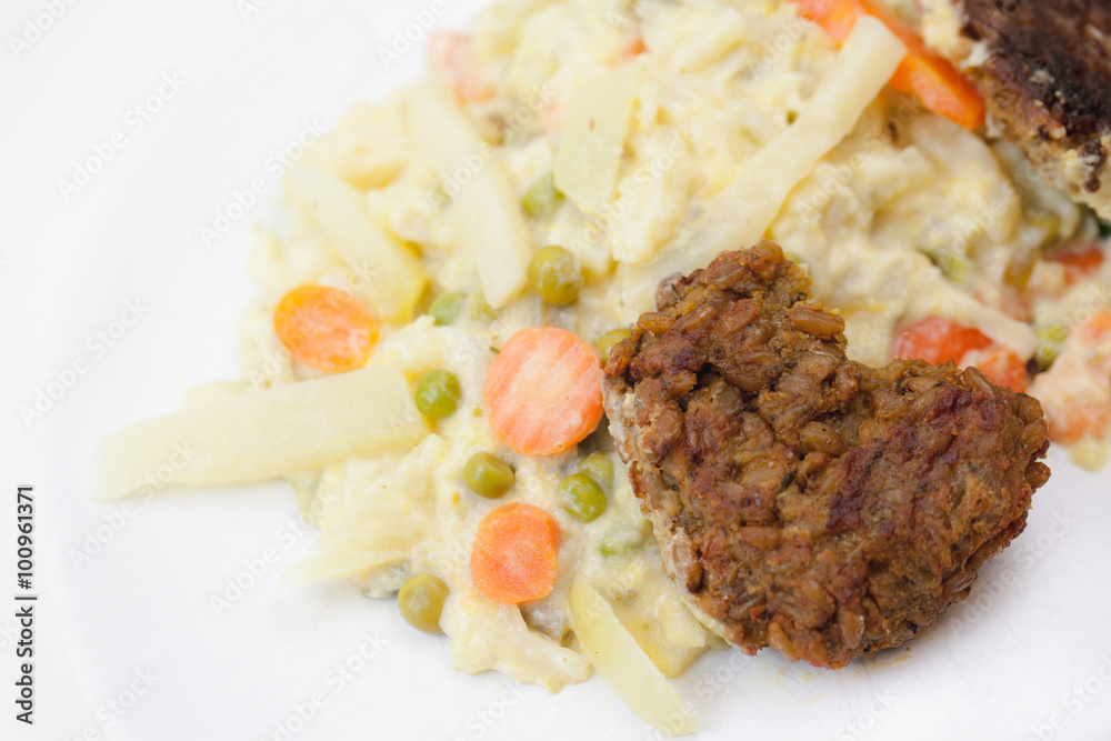 Vegetarisch mit Herz - Grünkernbratlinge auf buntem Gemüse, lecker ...