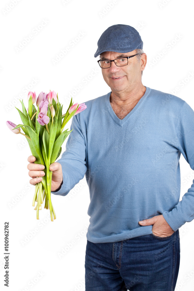Senior überreicht Tulpenstrauss Senior überreicht Tulpenstrauss