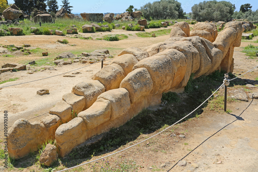Im Valle dei Templi auf Sizilien: Ein gigantischer Telamon Im Valle dei Templi auf Sizilien: Ein gigantischer Telamon