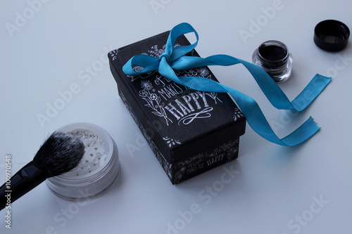 colorless powder, black eyeliner and gift