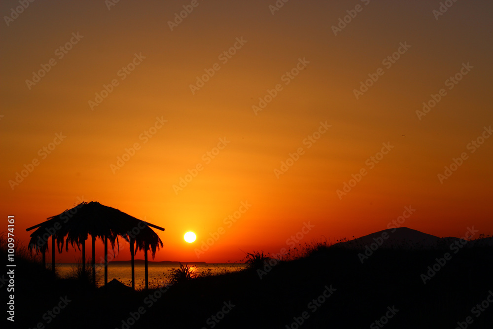Sonnenuntergang mit  Strandpavillon
