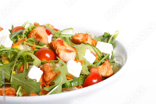 gemischter Salat auf weißem Teller