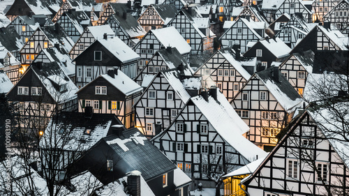 Traumhaftes Winterdorf mit verschneiten Dächern. Altstadt von Freudenberg. Fachwerkhäuser im Winter. photo