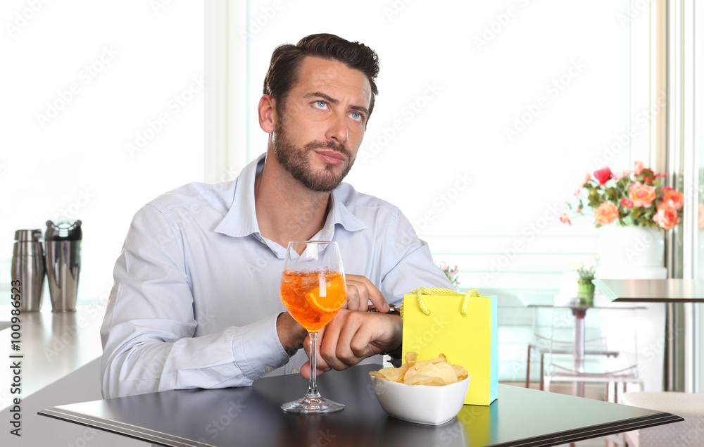 man waiting for woman late to date man waiting for woman late to date
