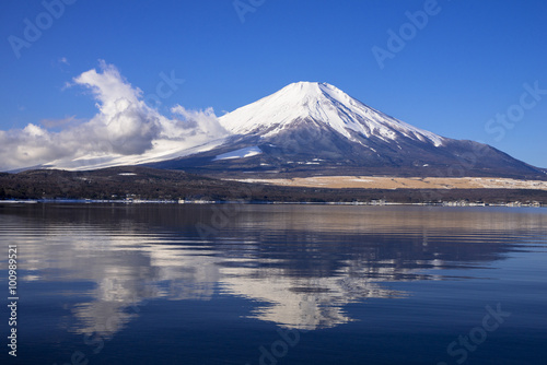 山中湖より富士山 © san724