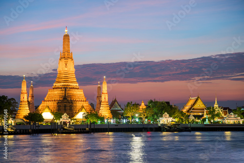 Photography Night view of Wat Arun temple and Chao Phraya River, Bangkok, Th