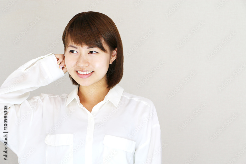笑顔の若い女性 笑顔の若い女性