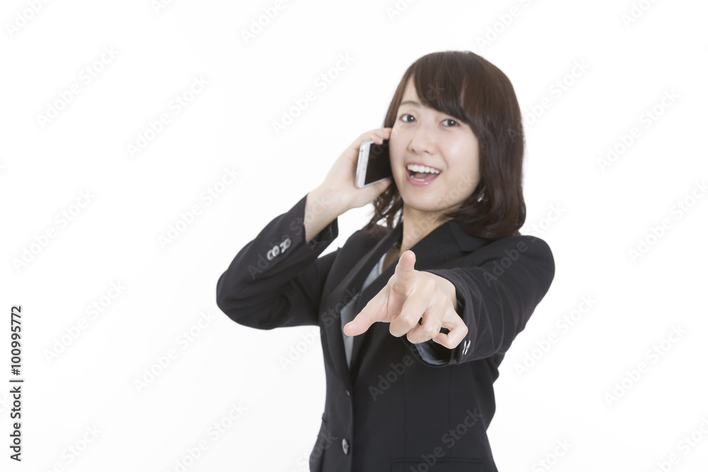 ビジネスウーマン　スマートフォンで会話する　白バック　カメラ目線　指指す