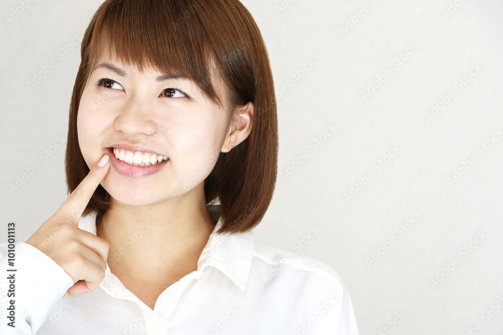 笑顔の若い女性 笑顔の若い女性