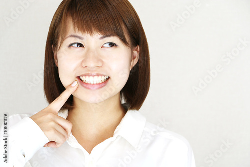 笑顔の若い女性