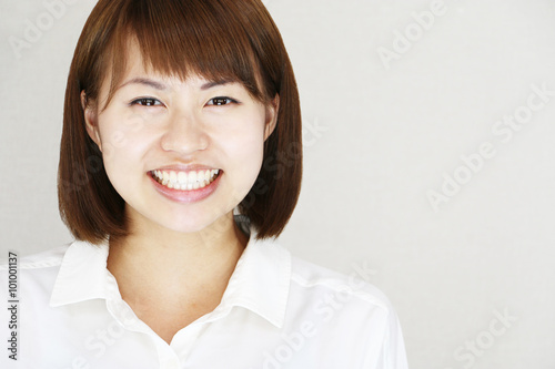 笑顔の若い女性