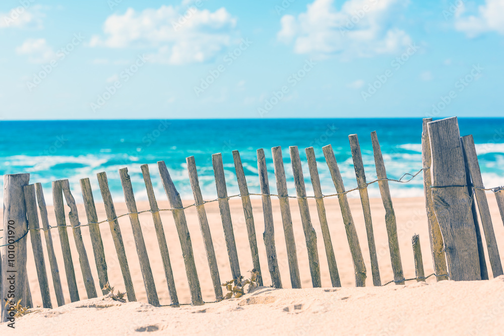Φωτογραφία Wooden fence on an Atlantic beach in France