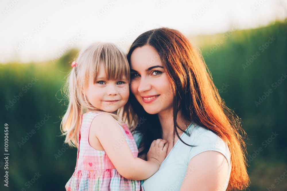 Obraz premium Mother and daughter in the park
