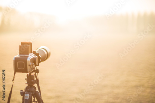 Photos Macchina fotografica  professionale su treppiede in esterno al tramonto