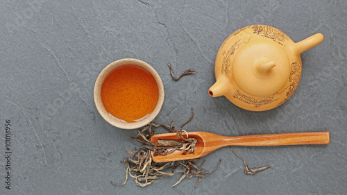 Théière, tasse de thé et cuillère doseuse sur une ardoise...carte menu