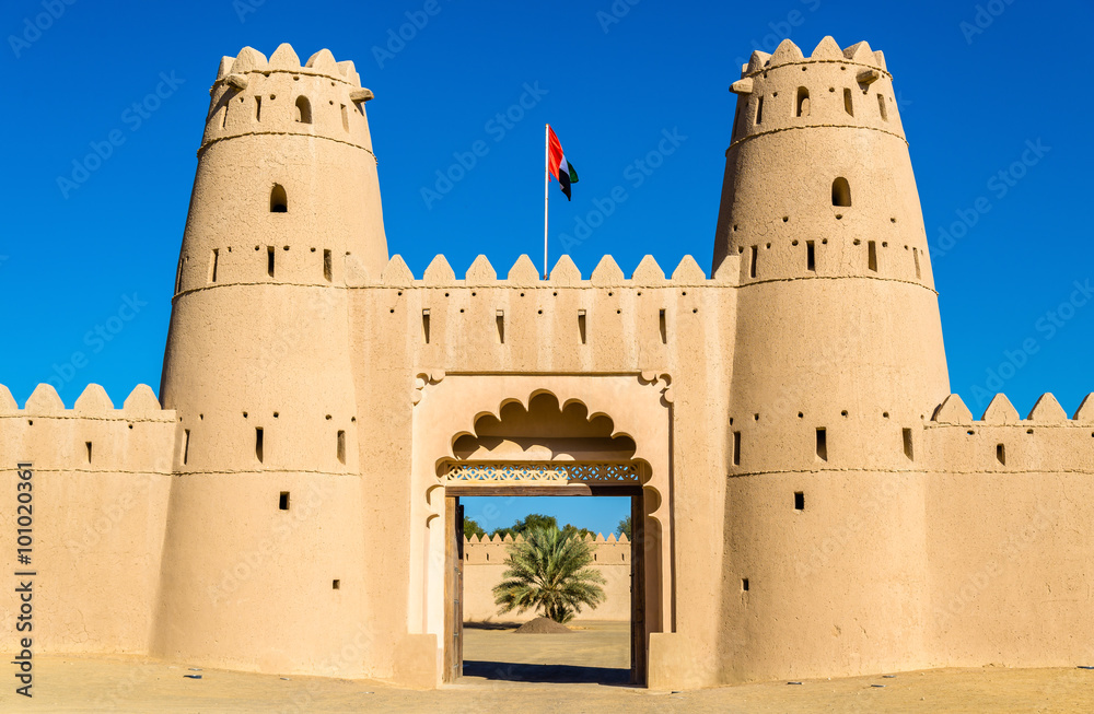 Fototapeta premium Wejście do fortu Al Jahili w Al Ain, Zjednoczone Emiraty Arabskie