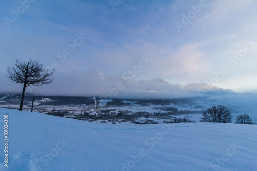Fußspuren Winterlandschaft, Sonnenaufgang © Patrick Daxenbichler