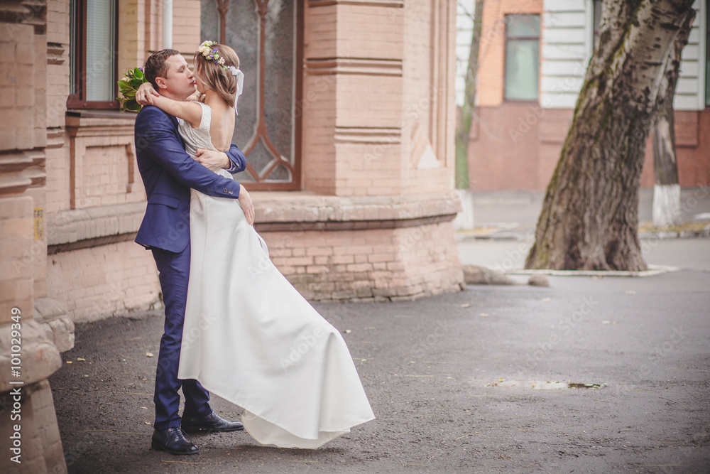 Obraz premium hugs kiss wedding
