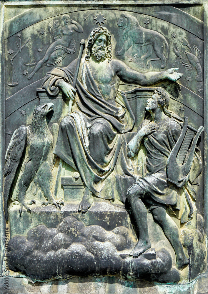 Relief Dichter vor Zeus von Johannes Schilling an der Semperoper