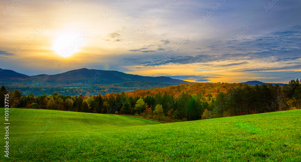 Sunrise in Vermont in the fall - obrazy, fototapety, plakaty 