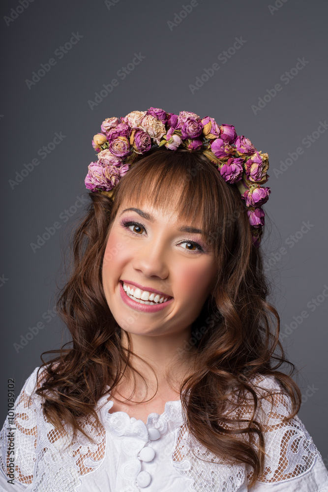 Naklejka premium young bride looks into camera. beautiful makeup and jewelry in pink