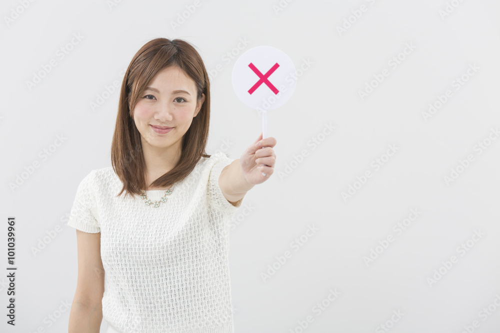 判定する女性 判定する女性