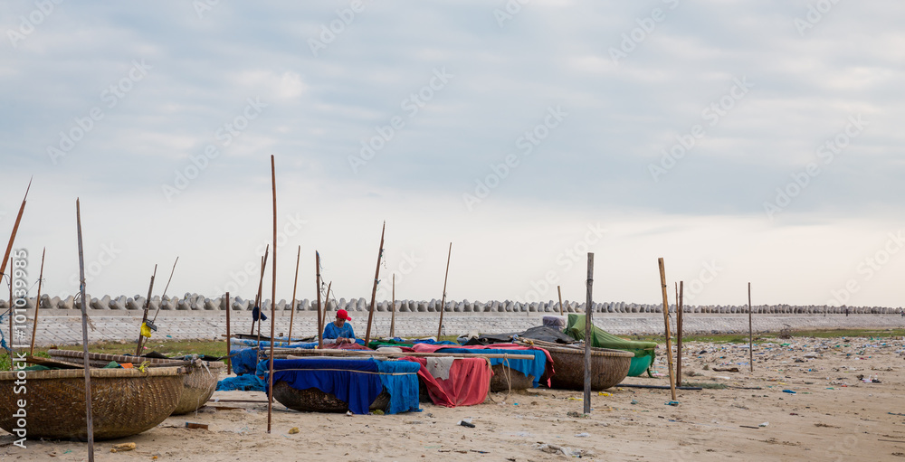 Strand mit Fischerbooten und Werft in Phan Thiet Vietnam