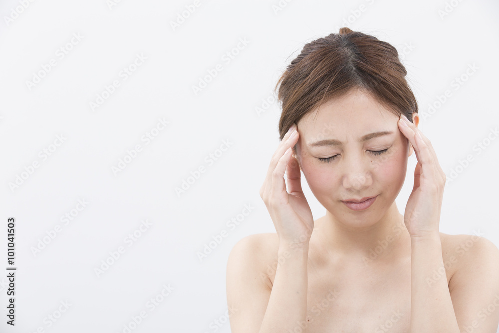 頭痛に悩む女性