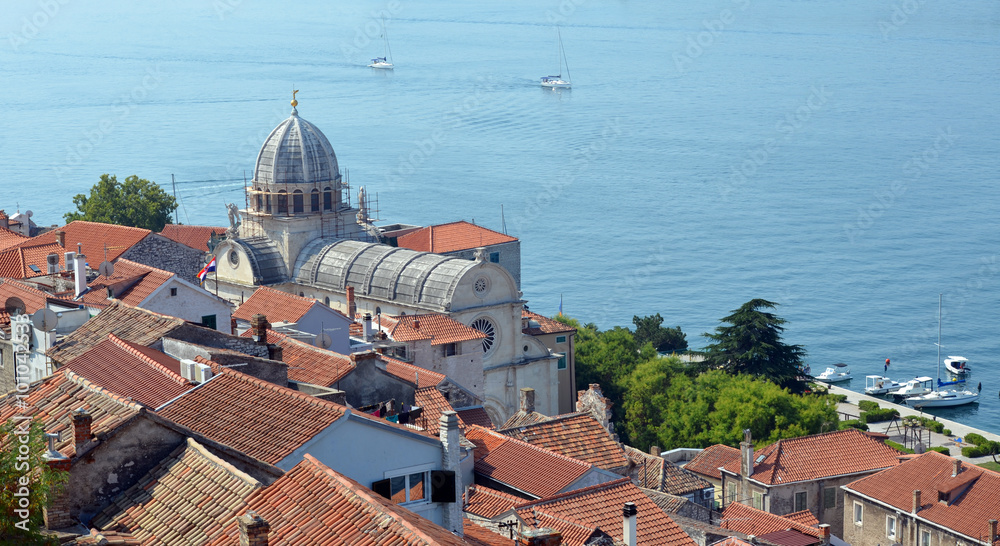 Fototapeta premium Sibenik Eglise au bord de la mer Adriatique